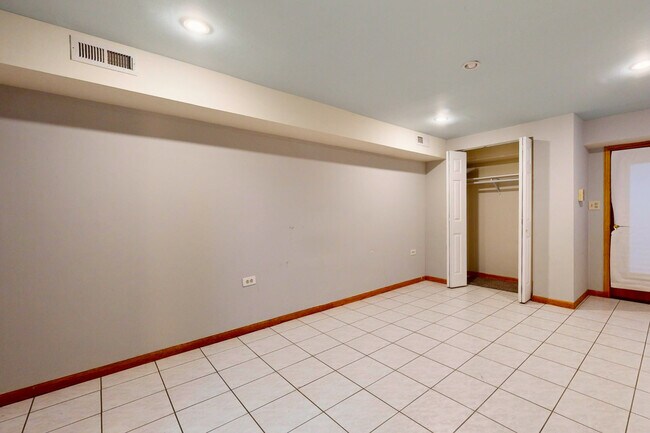 Building Photo - 4744 N Hermitage Ave