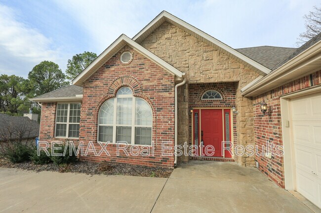 Building Photo - 303 NW Palomino St