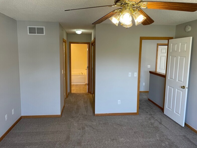 Building Photo - 896 Braunworth Ct