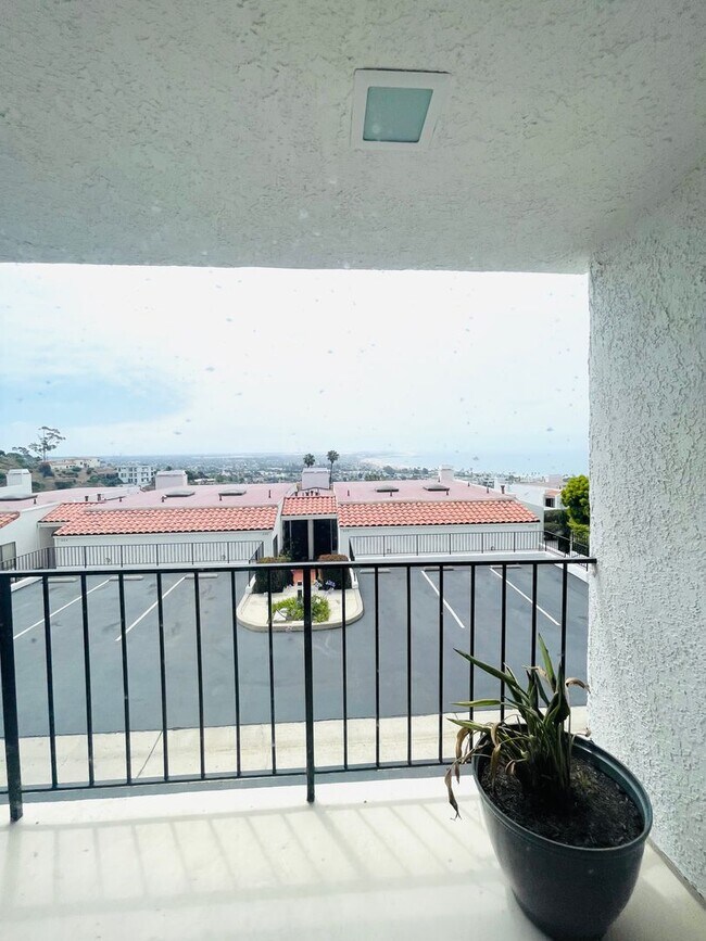 Building Photo - Tri-Level Seaview Condo with Amazing Ocean Views!