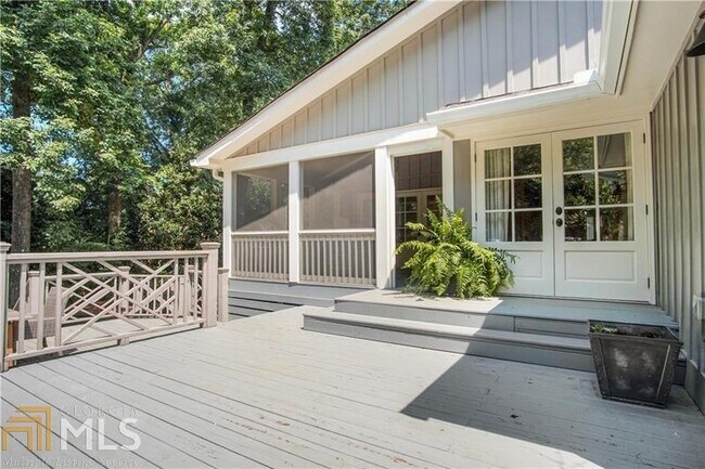 Building Photo - 1042 Northcliffe Dr NW