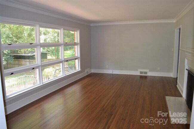 Building Photo - 3313 Woodwardia Dr