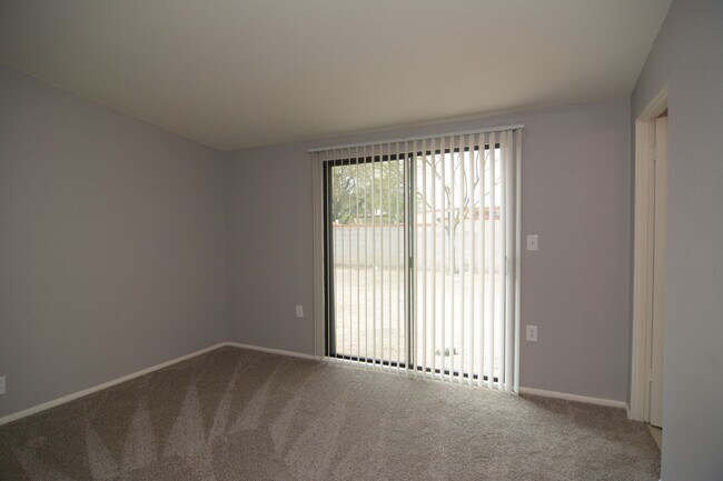 Building Photo - Remodeled 3 Bedroom 2 Bath House! Central/...