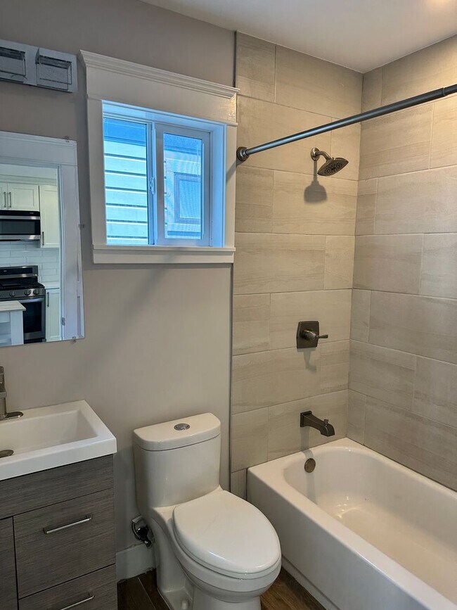 Building Photo - Remodeled 2bed/1 bath! Pets Ok! In-unit laundry!