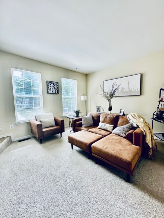 Building Photo - 533 Ensemble Ct