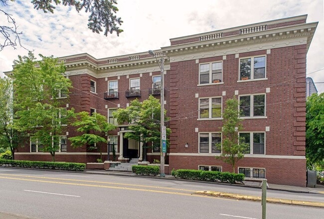 Building Photo - Spacious First Hill condo in the historic ...