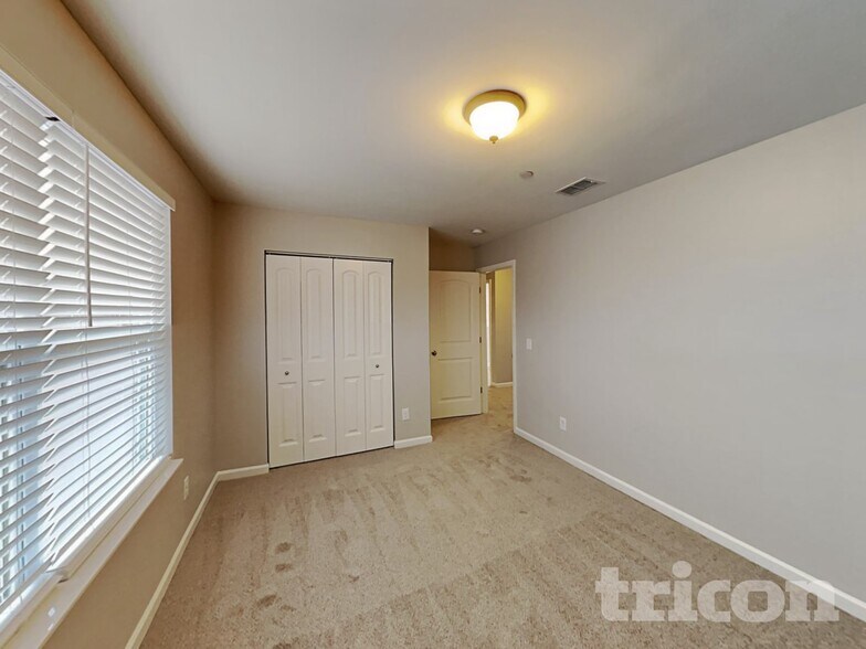 Building Photo - 1348 Creekside Dr
