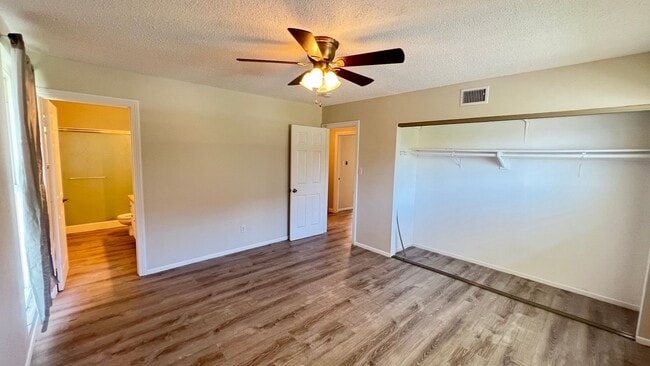 Building Photo - Lovely 3 Bed 2.5 Bath Townhome with 2 Car ...