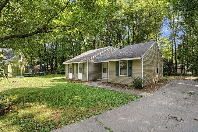 Building Photo - Renovated Ranch on a Quiet Cul-de-Sac with Vaulted Ceilings & Private Backyard