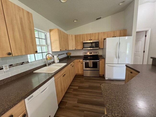 Building Photo - ($2,095) * ANNUAL ** Pool ** 3 Bed / 2 Bath - Harbor Heights  ** Single Family Home