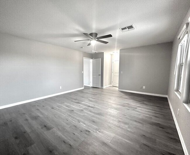 Building Photo - Mission Royal Resort Living Community! 5bd 3ba! Golf Course & Water Park!