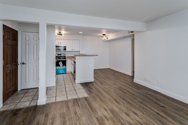 Building Photo - Villa Borgata Condo with Newer Flooring, P...