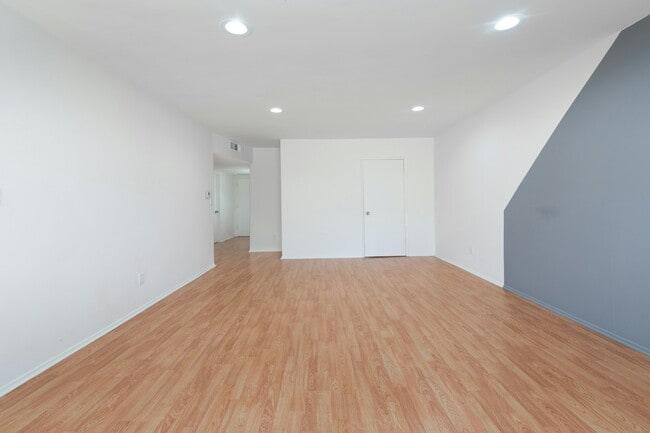 Building Photo - 5412 Lindley Ave