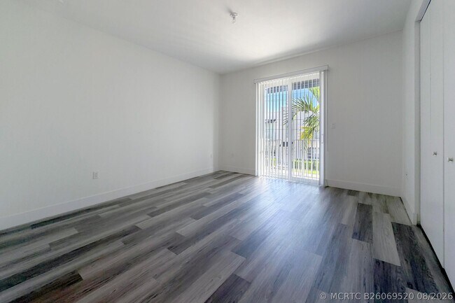 Building Photo - 405 NE 35th Ct