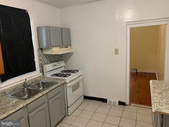 Building Photo - 747 E Woodlawn St