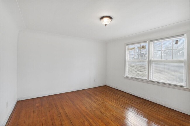 Building Photo - 22107/22109/22111 15 Mile Rd - T - Dubai 2...