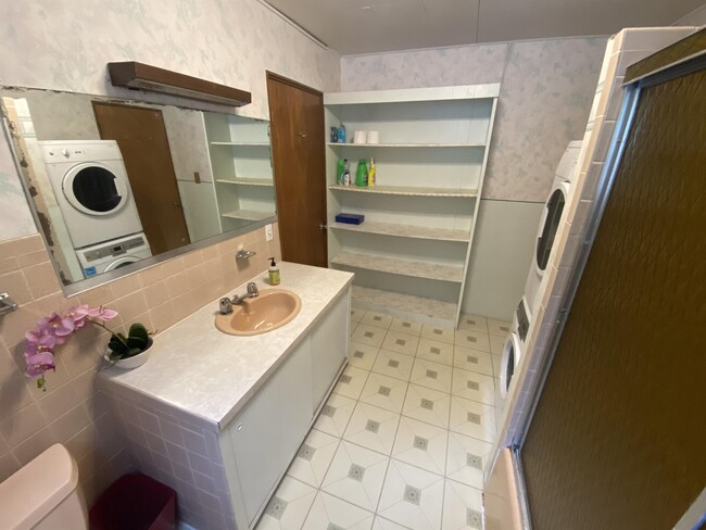 Building Photo - 31 SW Lake Roesiger Rd