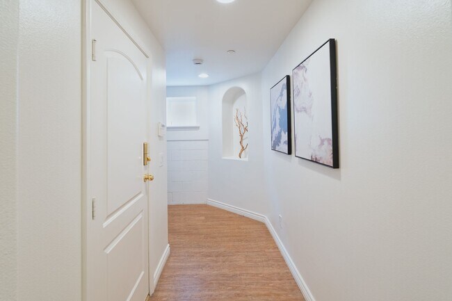 Building Photo - 2 WEEKS OFF SPECIAL..BEAUTIFUL 4 BED 3 BATH UNIT!!!!!