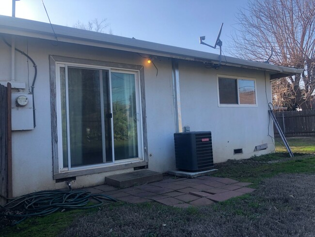 Building Photo - 3 Bedroom 2 Bath 1/2 Plex in Rancho Cordov...