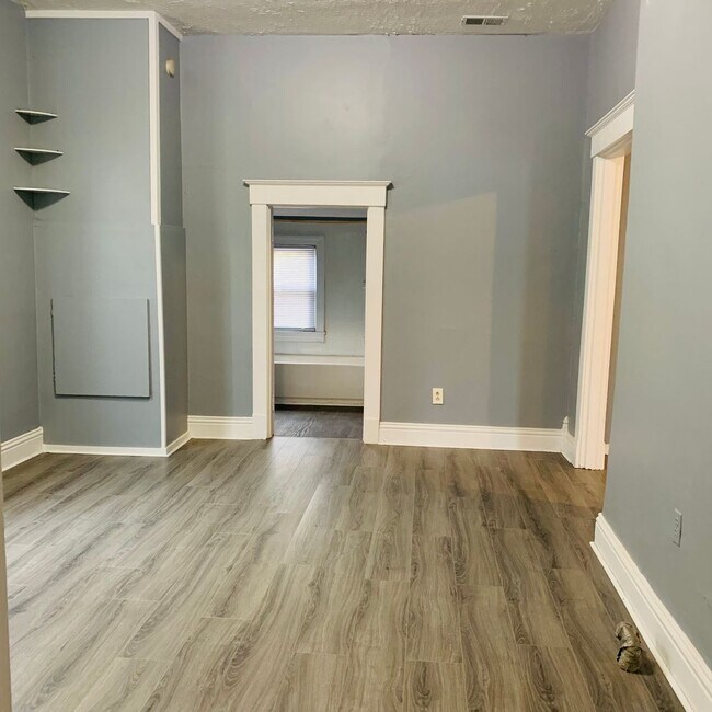 Building Photo - Beautifully Updated 2 Bedroom, 1 Bathroom Home