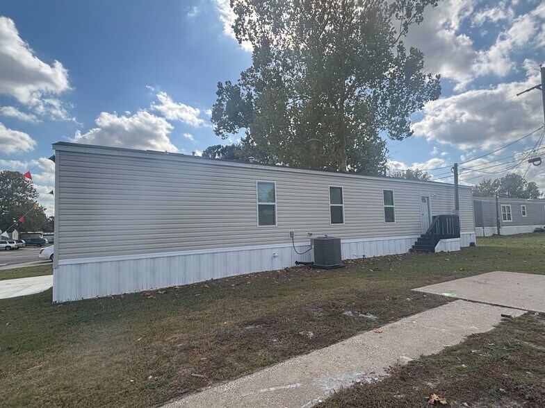 Building Photo - 203 Linda St