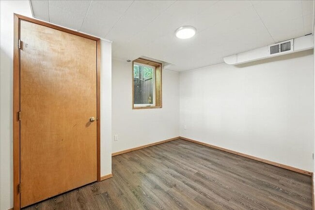 Building Photo - Spacious, Newly Renovated 5-Bedroom Home N...