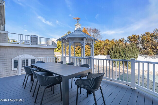 Building Photo - 215 Hollywood Ave