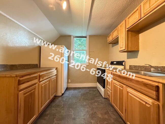 Building Photo - 2411 Fox Ave
