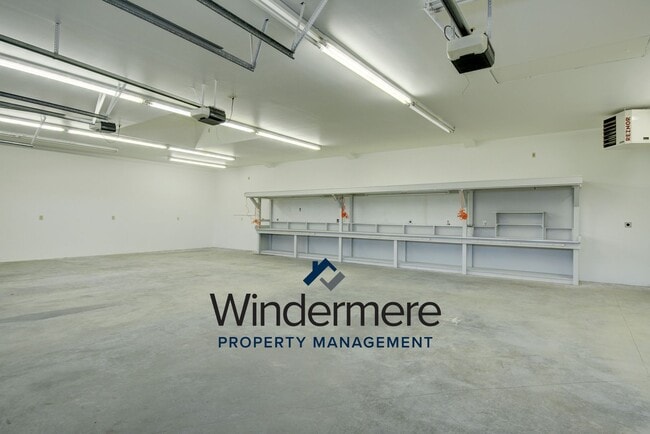 Building Photo - 1 Bed 1 Bath newly remodeled with Large shop