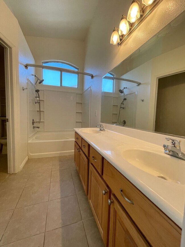 Building Photo - Great 3 bedroom Townhome Available Soon!