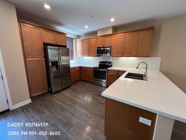 Building Photo - Bellflower Furnished 3 Bedroom Townhouse