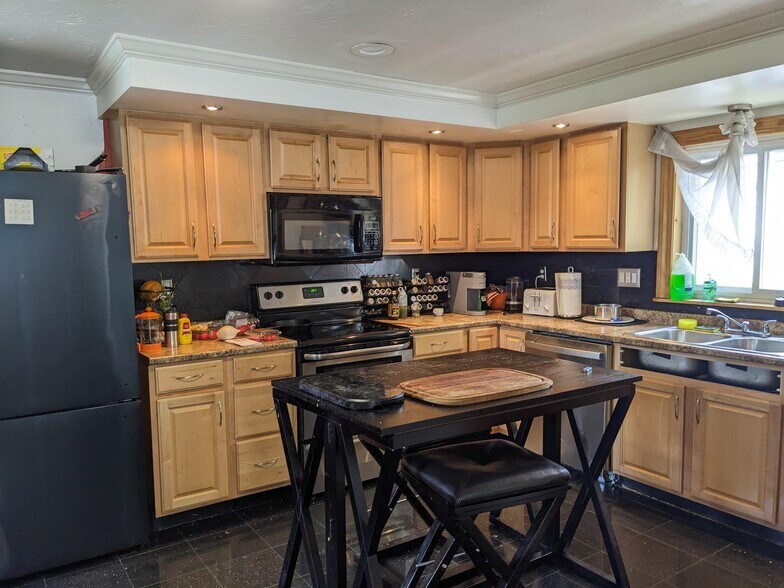 Building Photo - 145 Pearl St