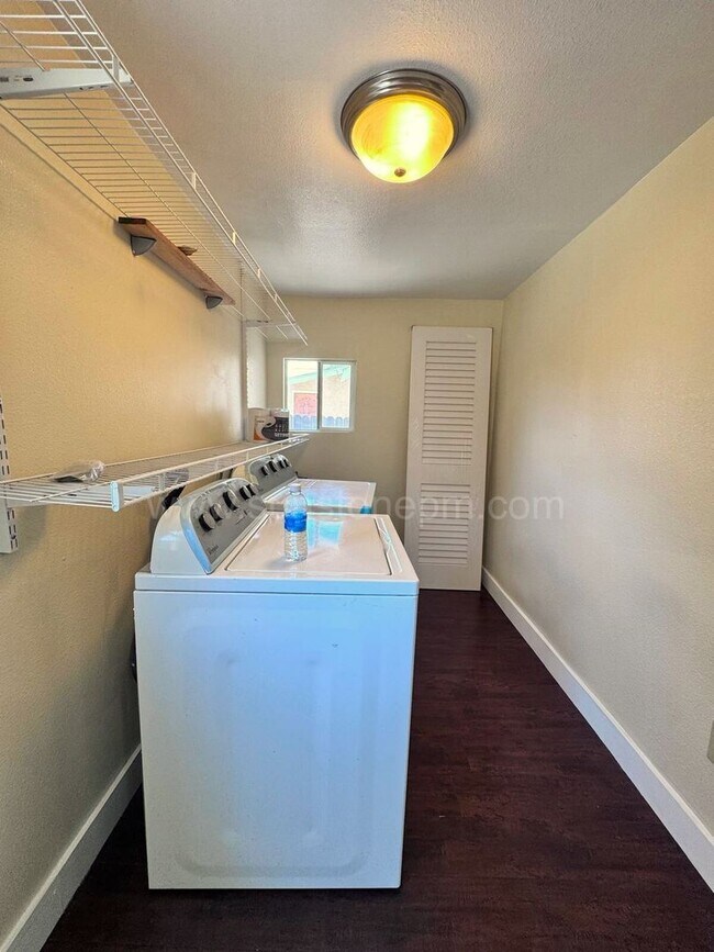 Building Photo - 2 Bedroom, 1 bathroom