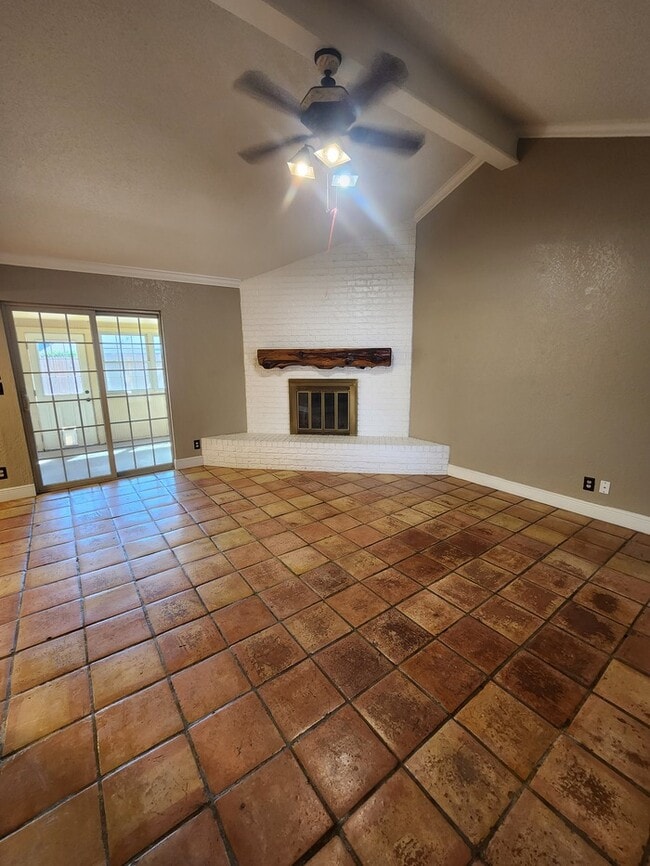 Building Photo - 3 bed 2 bath 2 car garage, move in ready!