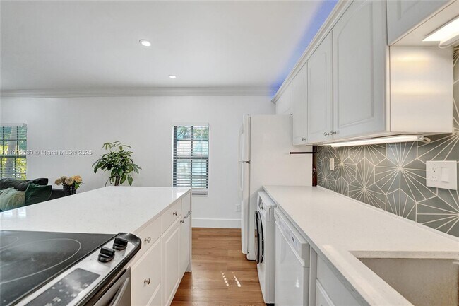 Building Photo - 815 NE 28th St