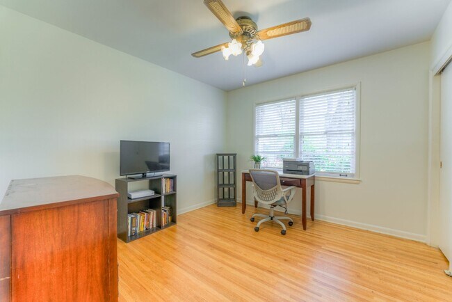 Building Photo - Colonial Acres East Memphis cutie! 3 bedrooms and tons of updates! Appliances included.