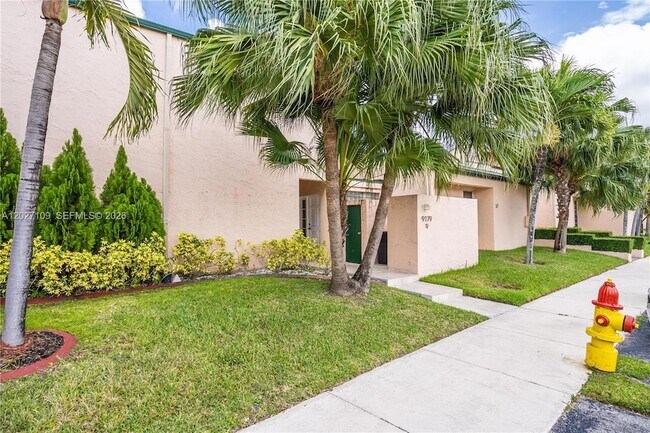 Building Photo - 9179 Fontainebleau Blvd