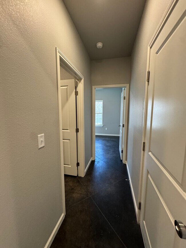 Building Photo - Located in Beacon Pointe!!!4bedrooms 2bathrooms 2 car garage NEWer Build 2025