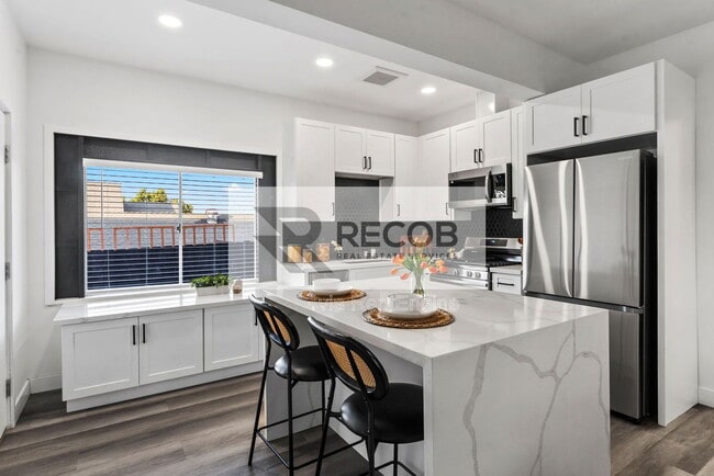 Building Photo - 832 Desty St