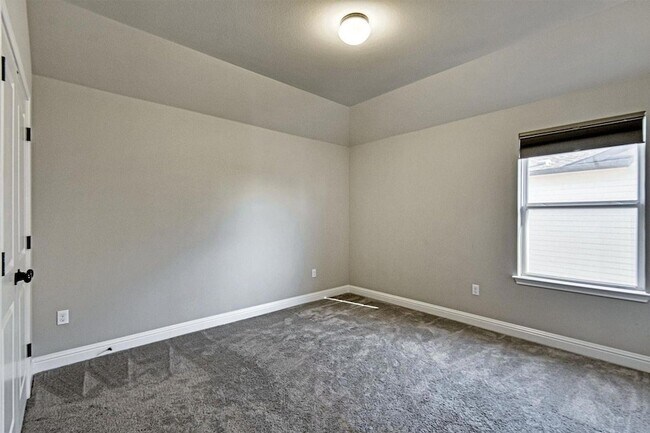 Building Photo - 14924 Iveans Way