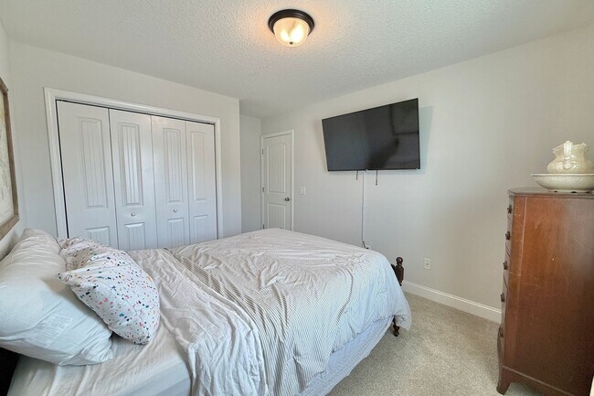 Building Photo - AVAILABLE EARLY MAY 2026! (Pet Friendly)