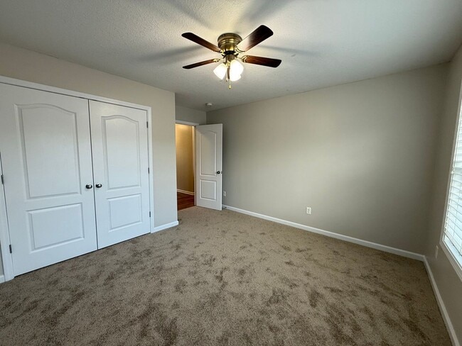 Building Photo - 5 bedroom, 4 bath House