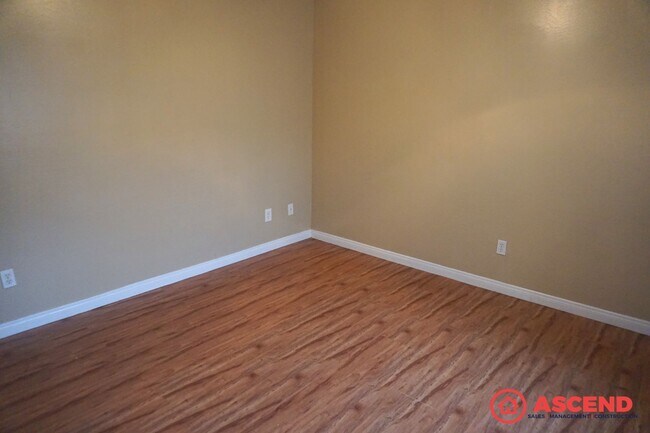 Building Photo - Spacious 4 Bedroom Home with Fenced Backyard & Garage