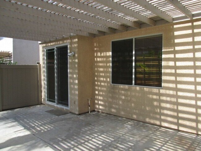 Building Photo - Spacious 4 Bedroom Townhouse Style Condo i...