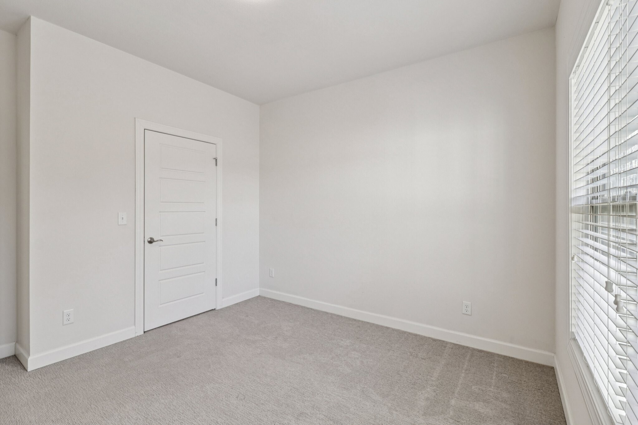 Building Photo - 9776 Montclaire Dr