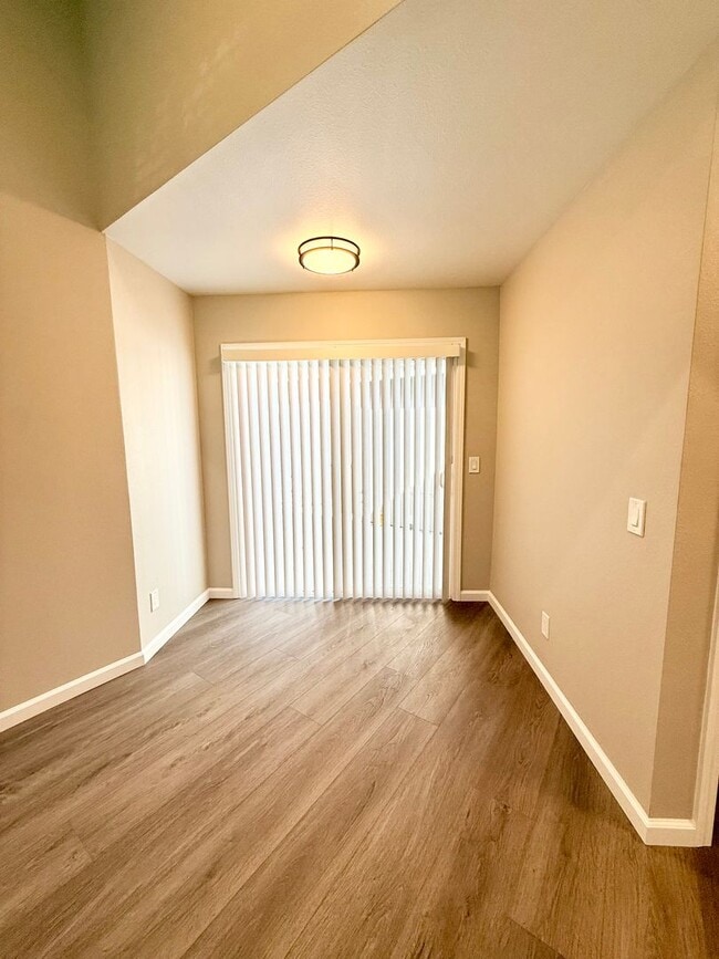 Building Photo - Beautifully Renovated 2 Bed, 2 Bath Condo for Rent