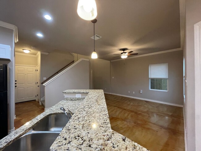 Building Photo - Town home for rent