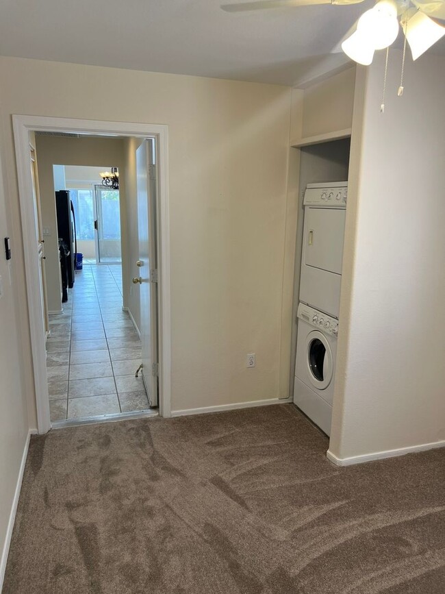 Building Photo - Move in Quick! 2 Bedroom Townhome in Sun C...