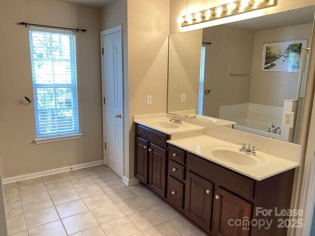 Building Photo - 14616 Eastgrove Dr