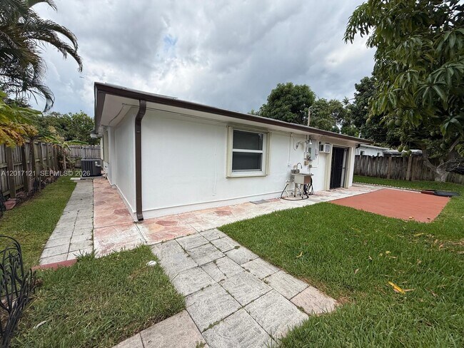 Building Photo - 2650 SW 13th Ave
